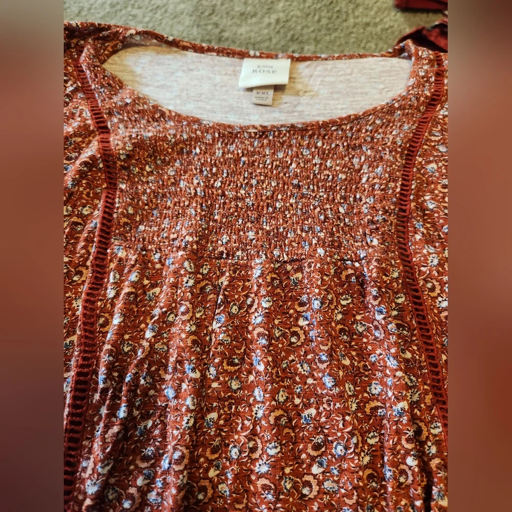 Woman's Top - Picture 2 of 3